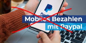 Eine Hand hält ein Smartphone, das das Paypal-Logo zeigt. Darüber liegt der zweilige Schriftzug "Mobiles Bezahlen mit paypal" was rot durchgeixt ist.