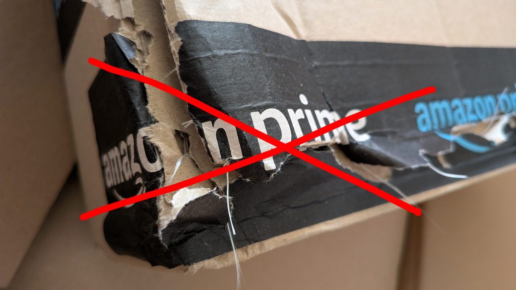 Eine beschädigte Ecke eines Paketes mit einem Klebeband von Amazon Prime ist rot durchgestrichen.