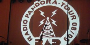 Bühnenprojektion der BAP Radio Pandora-Tour 2008/09 mit Tour-Logo und BAP-Schriftzug, umgeben von Blitzen und einem Sendemast.