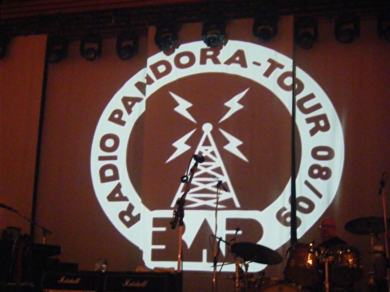 Bühnenprojektion der BAP Radio Pandora-Tour 2008/09 mit Tour-Logo und BAP-Schriftzug, umgeben von Blitzen und einem Sendemast.