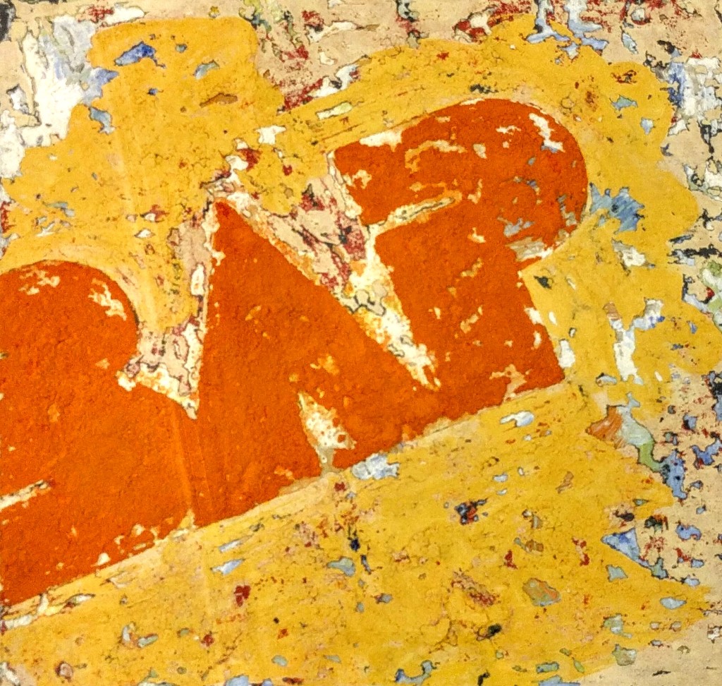 Ein abstraktes Gemälde mit dominierenden Farben in Orange, Gelb und Beige. Die Oberfläche wirkt strukturiert und hat Risse sowie abblätternde Farbschichten, die eine alterungsähnliche Textur erzeugen. In oranger Farbe ist "BAP" aufgebracht.