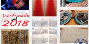 Ein Kalender für das Jahr 2018 mit der Aufschrift „Vorfreude auf 2018“ in roter Schrift. Um den Kalender herum sind verschiedene Fotos angeordnet: eine beleuchtete Flagge, ein abstraktes rotes Bild, Schallplatten und ein Notizbuch mit handschriftlichen Einträgen sowie ein kunstvolles Objekt aus vielen kleinen Gegenständen.