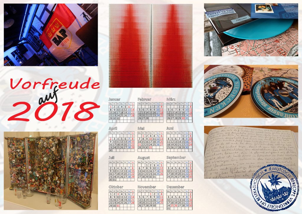 Ein Kalender für das Jahr 2018 mit der Aufschrift „Vorfreude auf 2018“ in roter Schrift. Um den Kalender herum sind verschiedene Fotos angeordnet: eine beleuchtete Flagge, ein abstraktes rotes Bild, Schallplatten und ein Notizbuch mit handschriftlichen Einträgen sowie ein kunstvolles Objekt aus vielen kleinen Gegenständen.