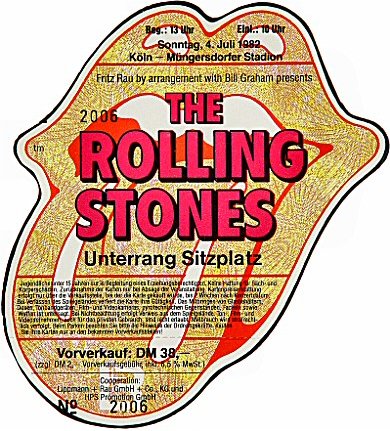 Ticket mit dem Rolling-Stones-Zungen-Logo: ein großer roter Mund mit herausgestreckter Zunge. Im Inneren des Mundes steht in roten Buchstaben „THE ROLLING STONES“. Darunter ist in schwarzer Schrift „Unterrang Sitzplatz“ aufgedruckt, ergänzt um Angaben zum Vorverkauf und weitere kleingedruckte Details. Das Ticket hat einen goldenen Rand, die Farbigkeit ist Rot, Gold und Schwarz.