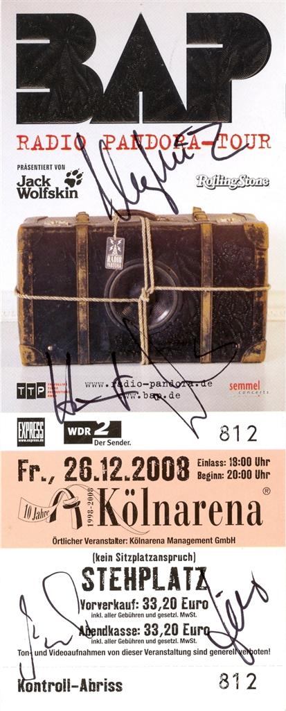 Foto einer Hochkant-Eintrittskarte für das BAP-Konzert der Radio-Pandora-Tour am Fr., 26. Dezember 2008, in der KölnArena. Das Ticket zeigt ein braunes Koffer-Motiv mit Lautsprecher, dazu Angaben zu Datum, Einlass, Stehplatz und Preis.