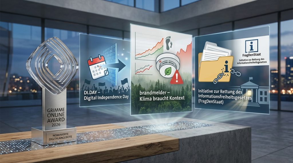 Abgedunkelter moderner Raum mit großen Fenstern und Stadtansicht im Hintergrund. Auf einem Holztisch im Vordergrund steht eine gläserne Trophäe mit der Aufschrift „GRIMME ONLINE AWARD 2026 – Nominierte Digitalangebote". Darüber schweben drei transparente Displays: das erste mit Kalendersymbol und Binärcode beschriftet („DI.DAY – Digital Independence Day"), das zweite mit aufsteigendem Graph, Fußabdrücken und Warndreieck beschriftet („brandmelder – Klima braucht Kontext"), das dritte mit Ordner, Vorhängeschloss, Infossymbol und Regierungsgebäude beschriftet („Initiative zur Rettung des Informationsfreiheitsgesetzes (FragDenStaat))". Die Farbstimmung ist blau-grau-silbern mit einzelnen grünen und roten Akzenten. Personen sind nicht zu sehen.